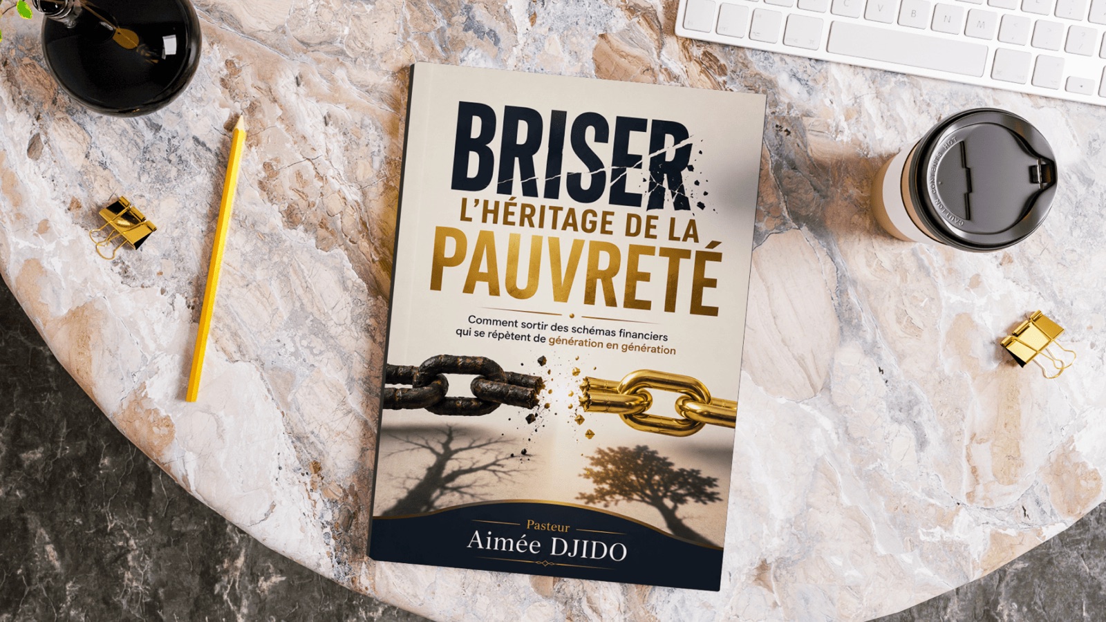 Le livre Briser l'héritage de la pauvreté posé sur une table de travail